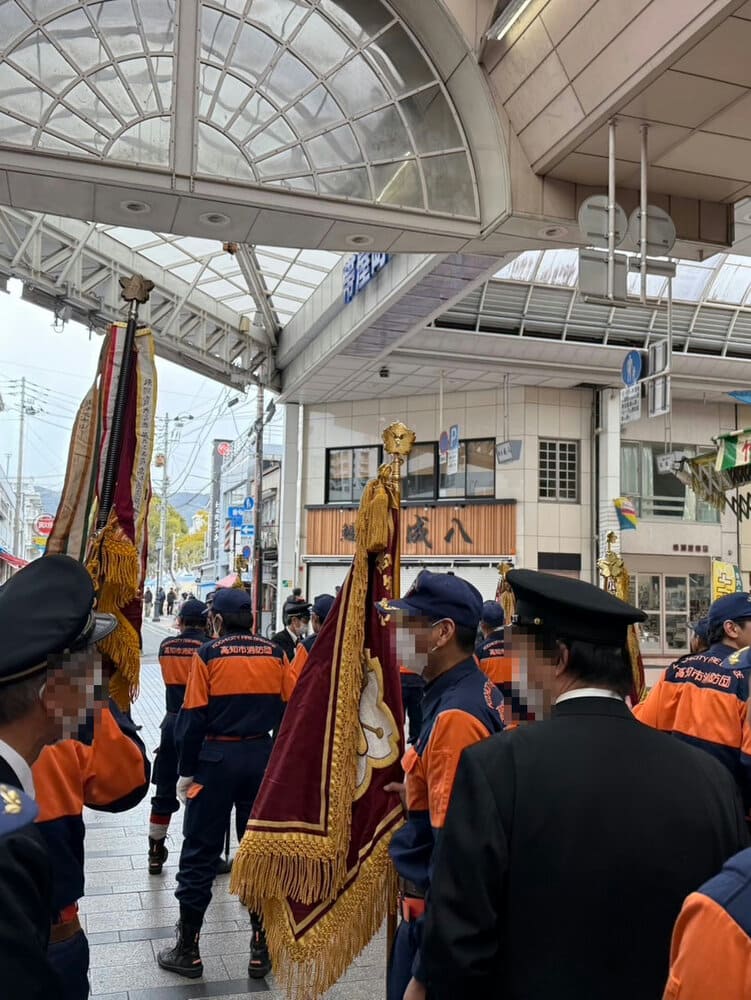 消防団員の行進